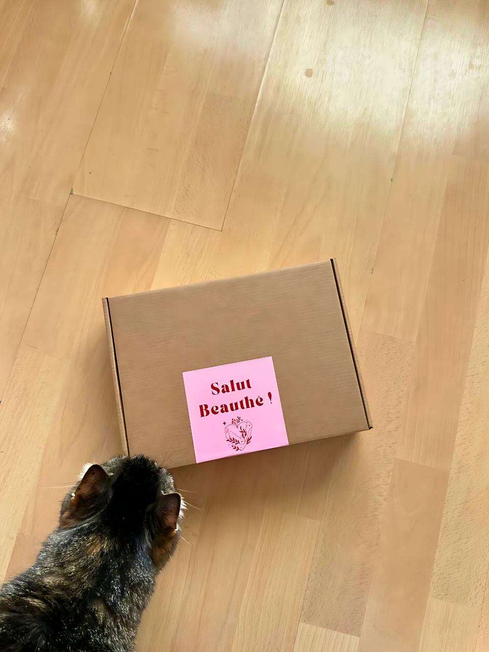 Client découvrant les produits de la box Beauthé box, ravie de l'expérience bien-être.
